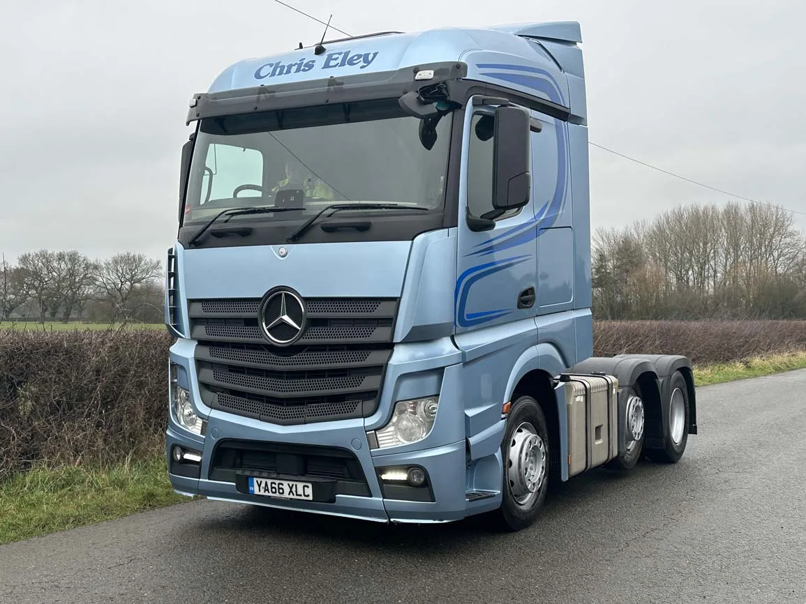 Mercedes Benz Actros 2545 6 X 2 LOW MILEAGE - YA66XLC